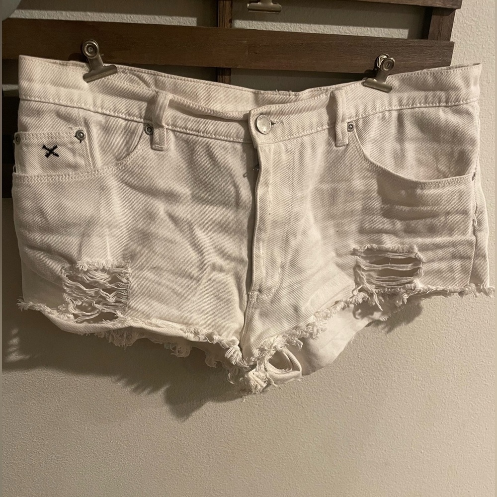 Res Denim White Distressed Women‎ Shorts Size 30
Pre loved in great condition